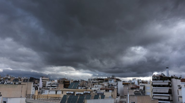 Νεφώσεις σε όλη τη χώρα με πιθανότητα σποραδικών βροχών