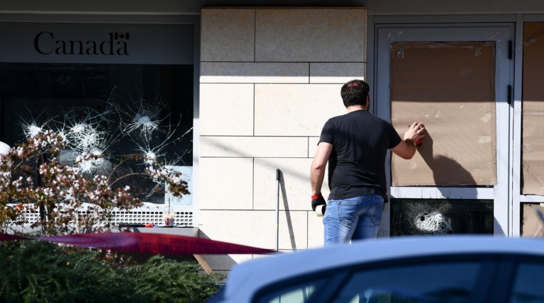 Επίθεση με μπογιές και βαριοπούλες στην πρεσβεία του Καναδά