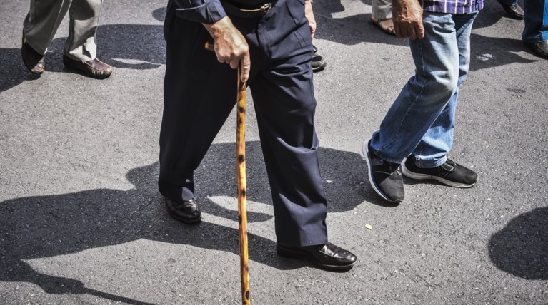 La Tribune: Οι Βρυξέλλες δεν απαιτούν περικοπή συντάξεων