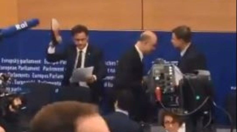 Ιταλός ευρωβουλευτής "συνέθλιψε" με παπούτσι τις σημειώσεις Μοσκοβισί-Vid