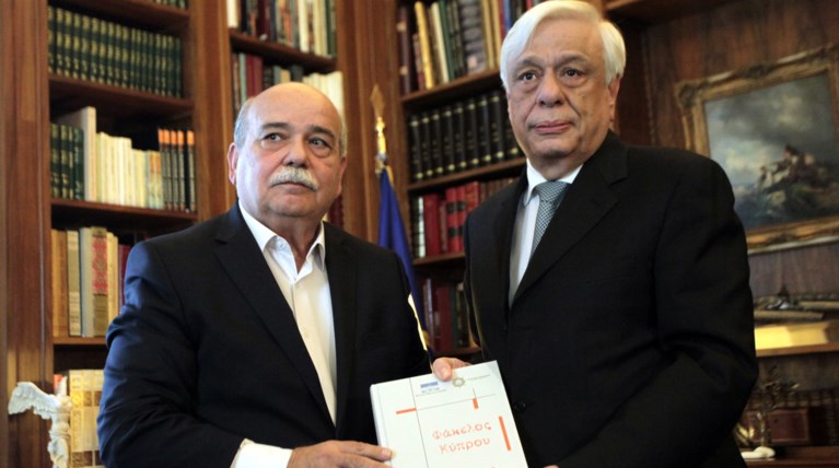 Παραδόθηκαν στον Παυλόπουλο 4 τόμοι του «φακέλου της Κύπρου»