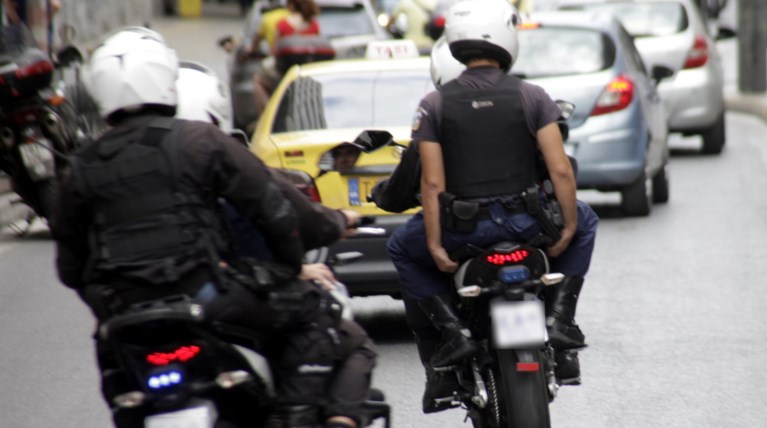 Αγρια καταδίωξη μηχανής στην Κηφισιά - «Καρφώθηκαν» σε παρακολούθηση στόχου