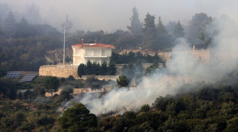 Φωτιά Σιθωνία: Εγκαταλείπουν τα σπίτια τους οι κάτοικοι