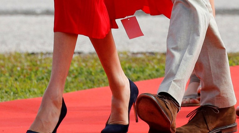 Η γκάφα της Μαρκλ: Ξέχασε να βγάλει το... ταμπελάκι από το φόρεμα