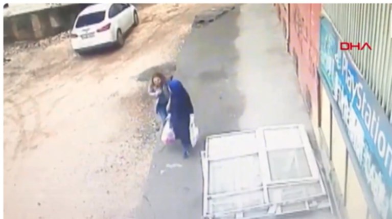Πεζοδρόμιο «καταπίνει» δύο γυναίκες στην Τουρκία (βίντεο)