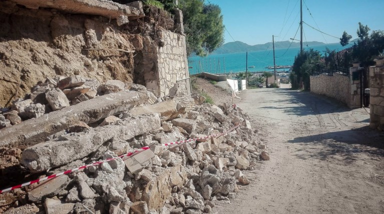 Εκκενώνονται σπίτια στη Ζάκυνθο υπό το φόβο κατάρρευσης βράχου