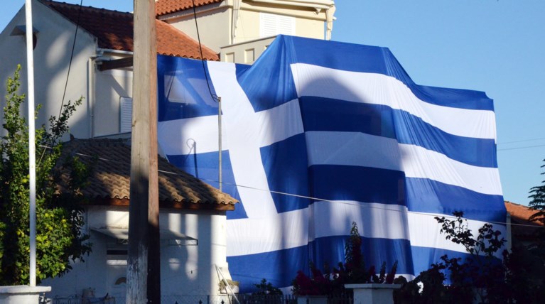 Κάλυψε ολόκληρο το σπίτι του με ελληνική σημαία 140 τετραγωνικών - φωτό