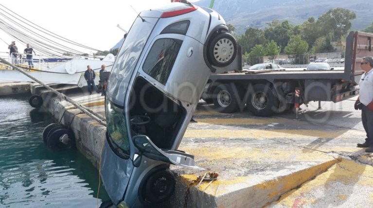 Aυτοκίνητο έπεσε στη θάλασσα στο Λιμάνι της Σούδας