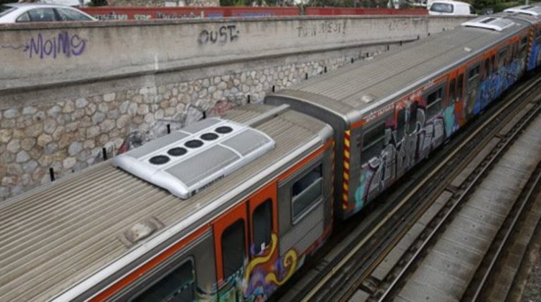 Πέταξαν αντικείμενο σε τρένο στα Πετράλωνα - Τραυματίστηκε μια γυναίκα