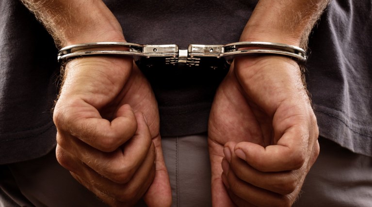 Πατέρας ξυλοκόπησε δημόσια στην Κρήτη την 11χρονη κόρη του