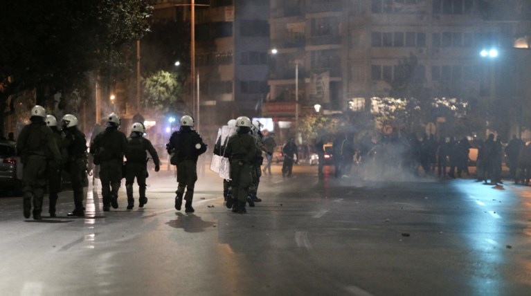 Επεισόδια στην πορεία για τον Κωνσταντίνο Κατσίφα στη Θεσσαλονίκη