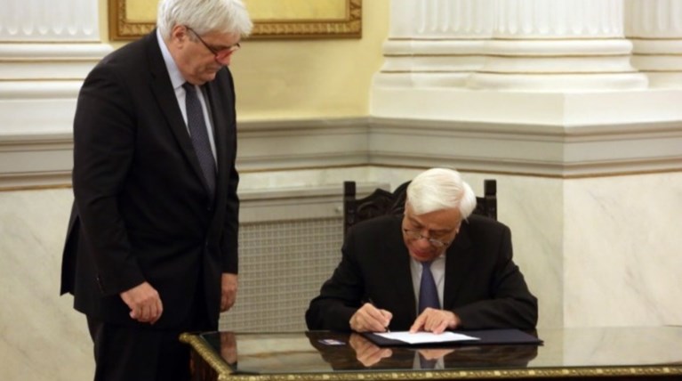 Tην πρώτη κάρτα δωρητή οργάνων & ιστών υπέγραψε ο Παυλόπουλος