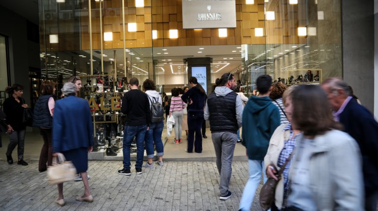 Ανοικτά τα καταστήματα με ενδιάμεσες εκπτώσεις