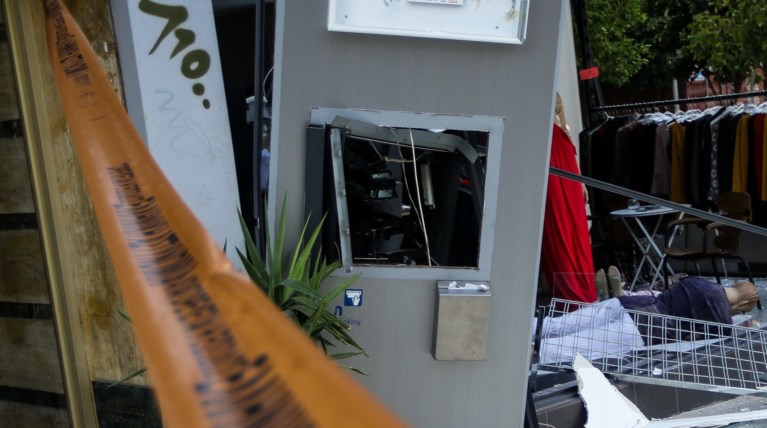 Aνατίναξαν ATM στην Σαρωνίδα