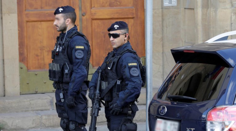 Μέλος της μαφίας κρατά ομήρους σε ταχυδρομείο στην Καλαβρία