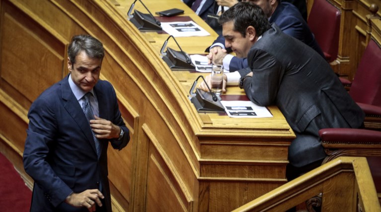 "Καυτός" Νοέμβριος με διπλή σύγκρουση για Σύνταγμα-προσφυγικό