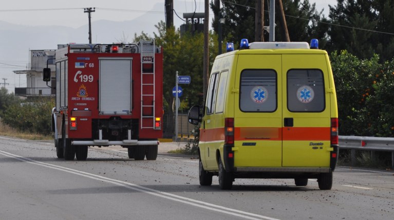 Απίστευτο περιστατικό: Αυτοκίνητο έπεσε σε γκρεμό στην Πετρούπολη