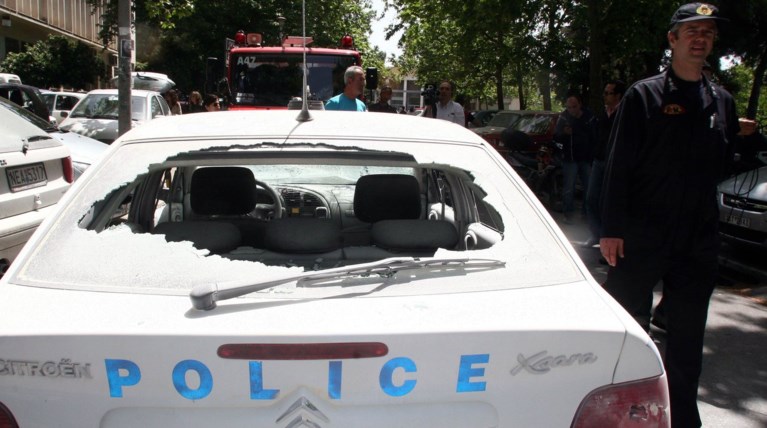 Επίθεση με πέτρες σε περιπολικό της αστυνομίας στη Συγγρού