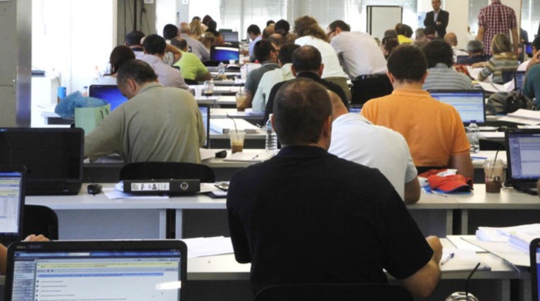 ΣΕΒ: Ένας Έλληνας παράγει το εισόδημα που καταναλώνουν τρεις