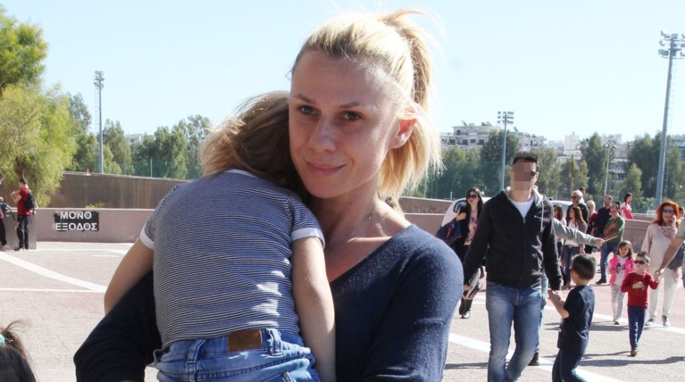 Κατερίνα Καραβάτου: Βόλτα με τα παιδιά της - πόσο έχουν μεγαλώσει [φωτο]