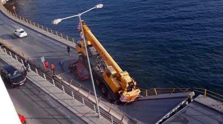 Καβάλα: Κατέρρευσε τμήμα γέφυρας μέσα στην πόλη