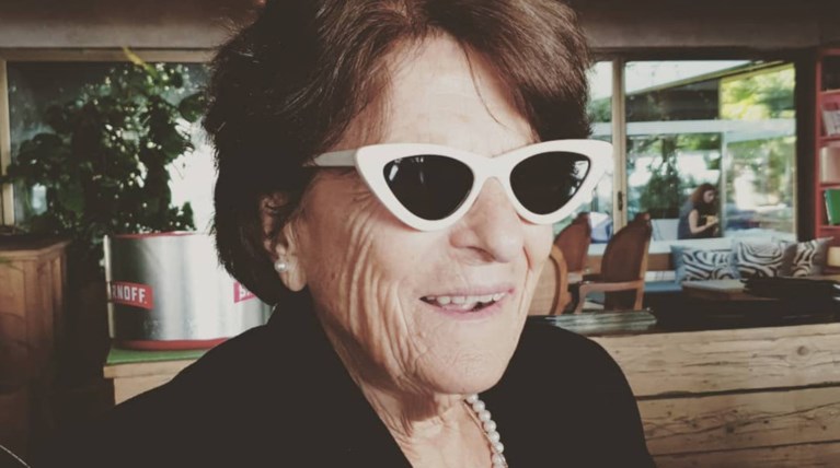 Η απίθανη γιαγιά με τα cat eye γυαλιά, είναι η γιαγιά της...