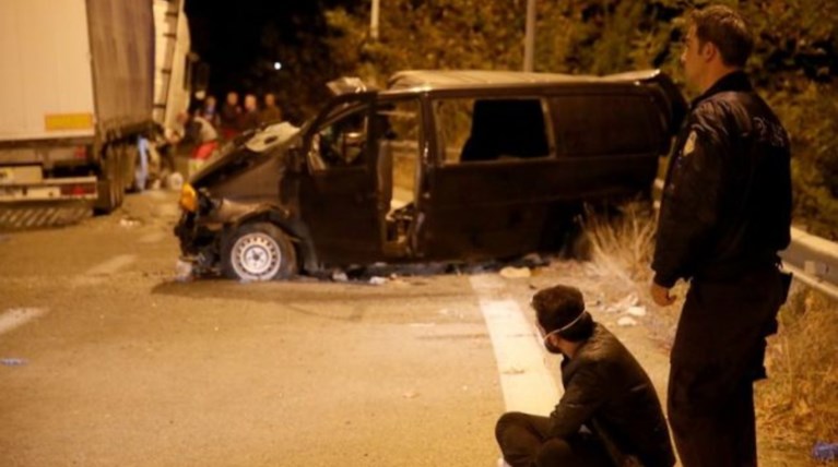Θεσσαλονίκη:Ένας νεκρός σε μετωπική νταλίκας με βαν που μετέφερε μετανάστες