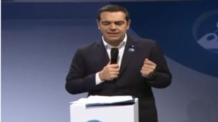 Την Ειρήνη του Αριστοφάνη κατέθεσε ο Αλ. Τσίπρας στη Βιβλιοθήκη της Ειρήνης