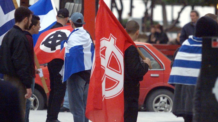Προσαγωγές ακροδεξιών - κρέμασαν προκλητικά πανό έξω από το Πολυτεχνείο