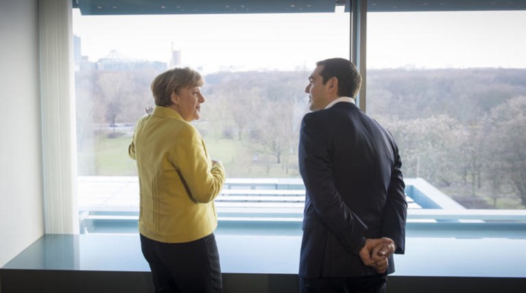 Bloomberg: Η Γερμανία δίνει στον Τσίπρα μια πιθανή στήριξη πριν τις εκλογές