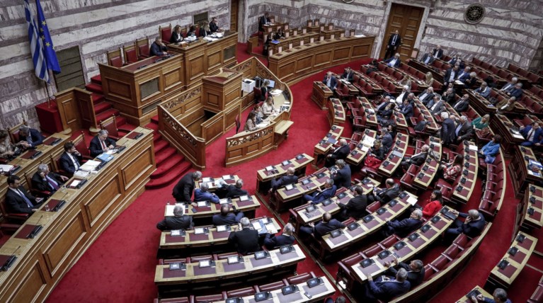 Αντιπαράθεση στη Βουλή για τη συνταγματική αναθεώρηση [live]
