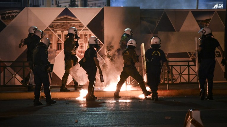 Εκλεψαν δύο μπιτόνια με βενζίνη στα Εξάρχεια -  Τι ανησυχεί την ΕΛΑΣ