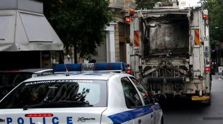 Aνατροπή απορριματοφόρου στα Λιόσια- ένας σοβαρά τραυματίας