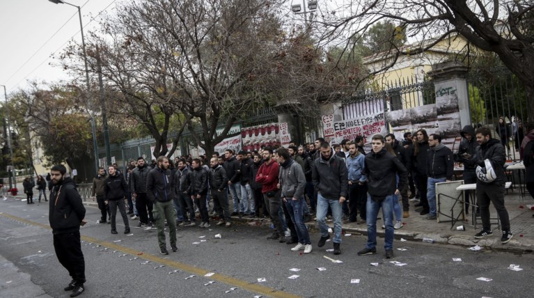 Στον περίβολο του Πολυτεχνείου το στεφάνι της αντιπροσωπείας της Βουλής