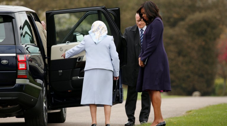 Η βασίλισσα την... είπε στη Μισέλ Ομπάμα: Το «καρφί» για τις γόβες της