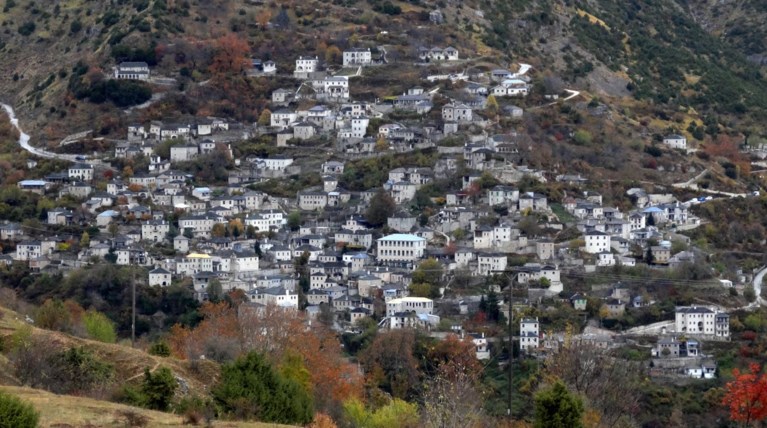 Συρράκο: Εκρήξεις χρώματος και ιστορίας μέσα στα σύννεφα