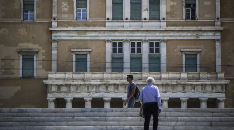 Euractiv: Η ΕΕ υπεύθυνη για βλάβες από τα ελληνικά προγράμματα λιτότητας