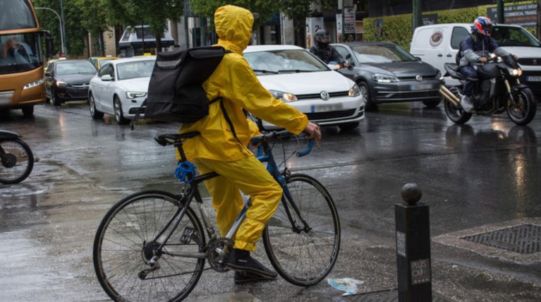 Βροχές, σποραδικές καταιγίδες και άνοδο της θερμοκρασίας