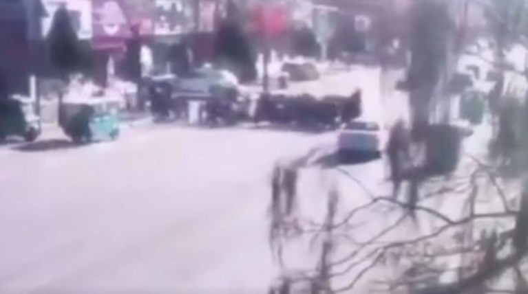 IX στην Κίνα έπεσε πάνω σε μαθητές - 5 νεκροί, 18 τραυματίες