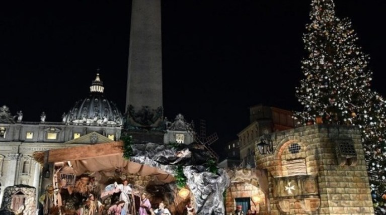 Στην πλατεία του Αγίου Πέτρου στη Ρώμη το έλατο των Χριστουγέννων