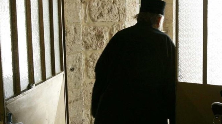 Δίκη στο Αγρίνιο: Η ληστεία, η απόπειρα βιασμού και ο γυμνός πρώην ιερέας…
