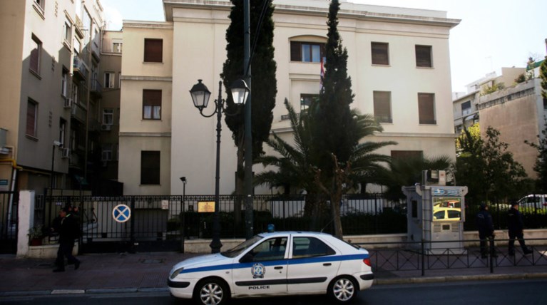 Πρώην Εύελπις ο Σέρβος που εισέβαλε με μαχαίρια στην πρεσβεία της Σερβίας