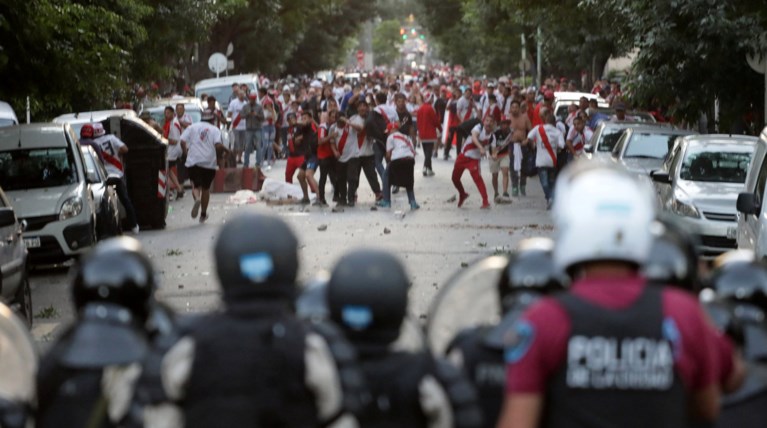 Copa Libertadores: Επεισόδια και αναβολή του αγώνα Ρίβερ-Μπόκα