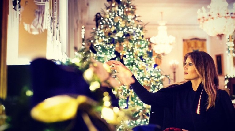 Παραμυθένιες εικόνες: Η Μελάνια μάς ξεναγεί στον στολισμένο Λευκό Οίκο