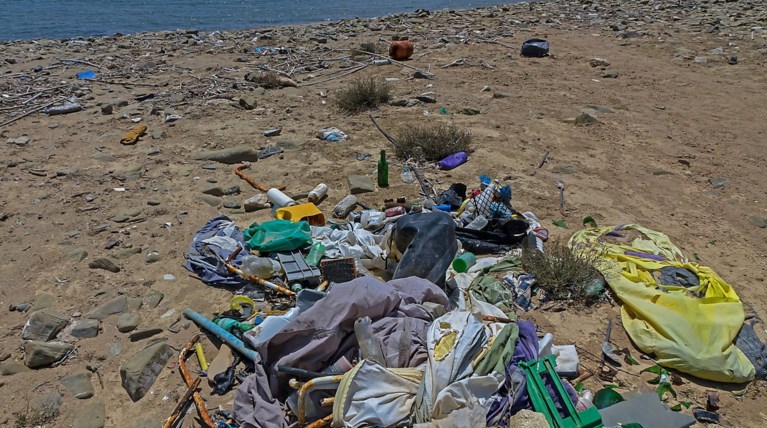 Αποτσίγαρα, καλαμάκια και μωρομάντηλα «αποτυπώματα» στις ακτές
