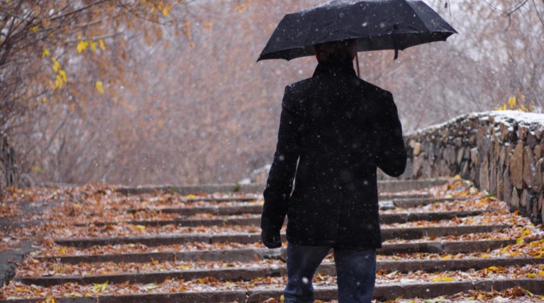 Καταιγίδες και μεγάλη πτώση της θερμοκρασίας