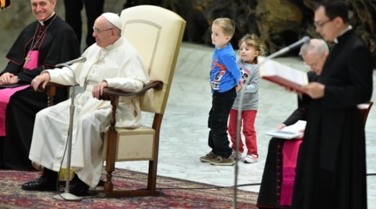 Ένα "απείθαρχο" αγοράκι επισκίασε τον πάπα Φραγκίσκο