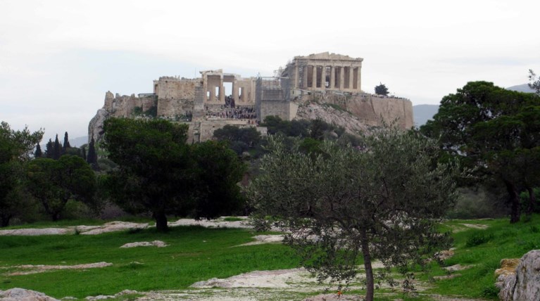 Επίθεση αγνώστων με βαριοπούλες στην Πνύκα. «Αποσύρονται» οι αρχαιοφύλακες
