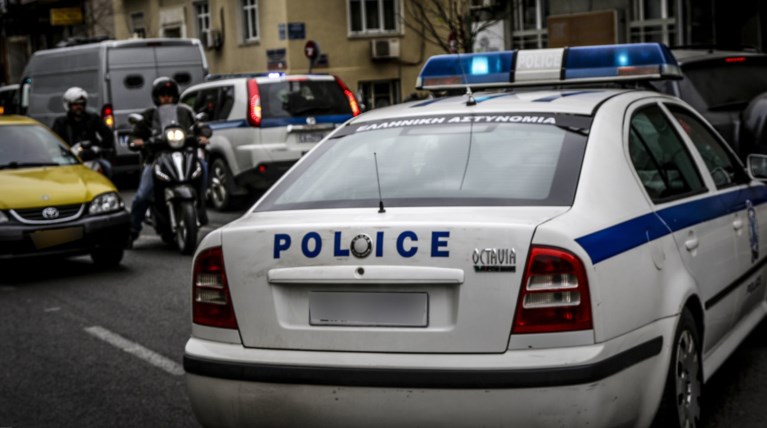 Απεγκλώβισαν ηλικιωμένη από φλεγόμενο διαμέρισμα στη θεσσαλονίκη