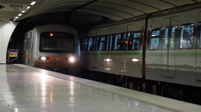 Τραυματίστηκε ηλικιωμένος που έπεσε στις ράγες του μετρό
